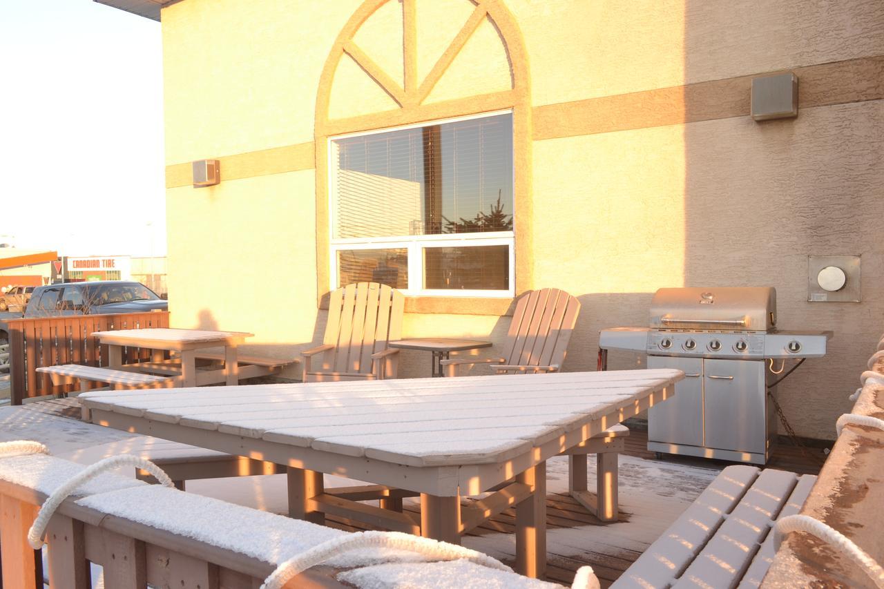Aurora Park Inn & Suites Dawson Creek Exterior foto