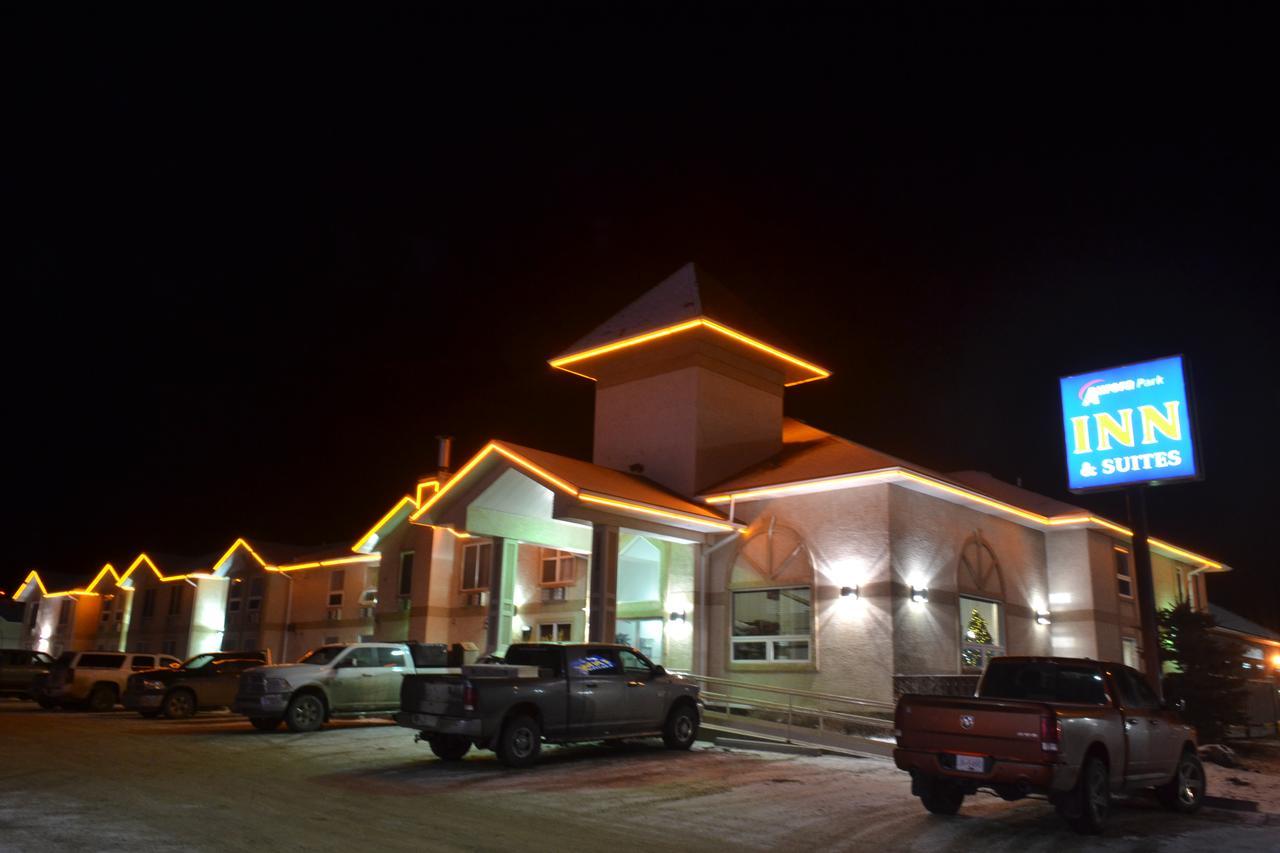 Aurora Park Inn & Suites Dawson Creek Exterior foto